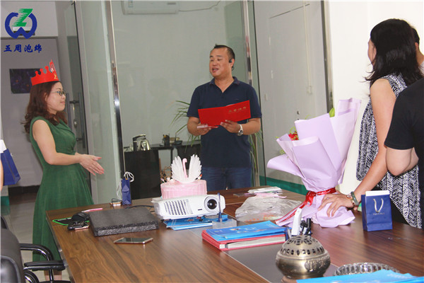 五周泡綿為十周年員工頒發(fā)“忠誠功勛”表彰證書 五周泡綿為十周年員工頒發(fā)“忠誠功勛”表彰證書